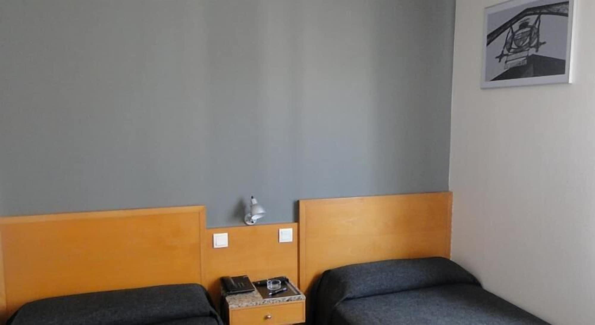 Hostal Lami Esplugues de Llobregat Dış mekan fotoğraf