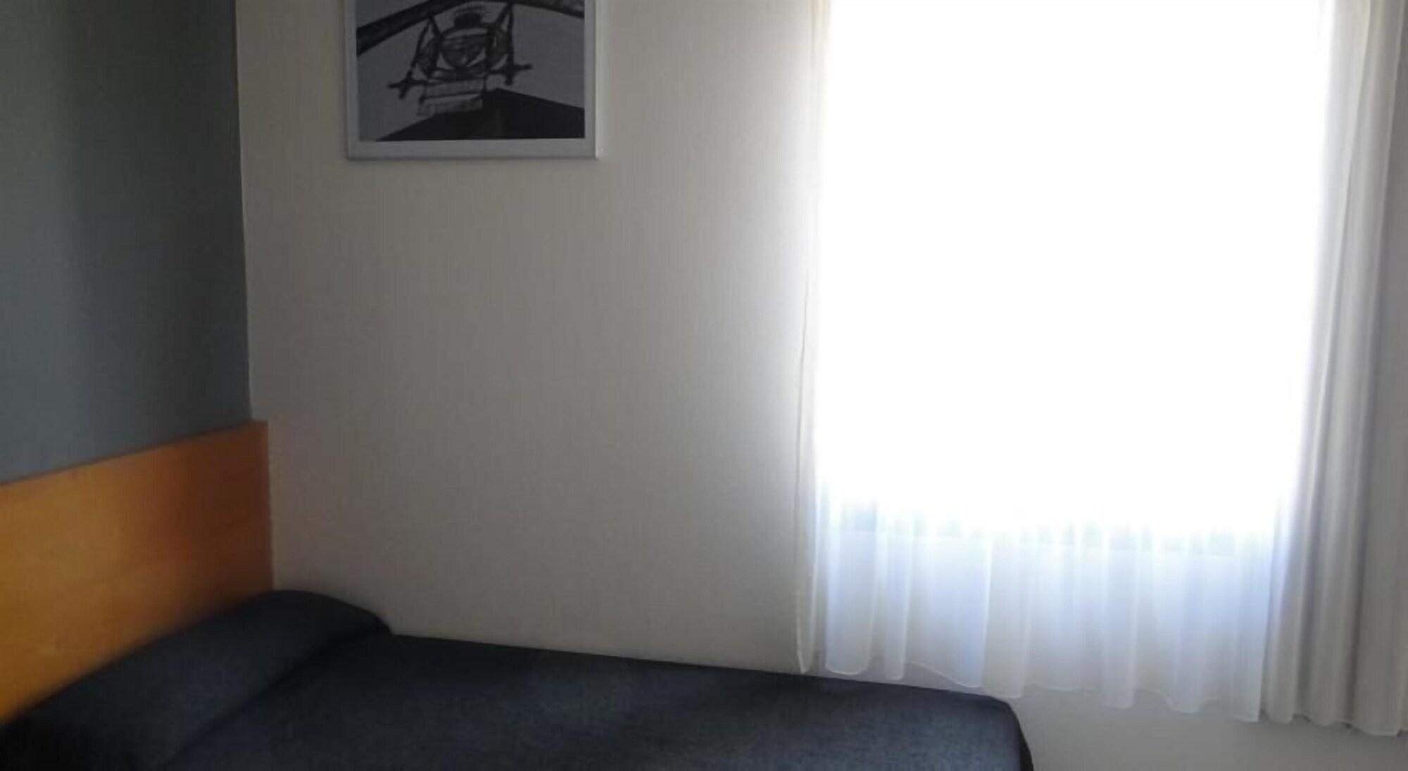 Hostal Lami Esplugues de Llobregat Dış mekan fotoğraf