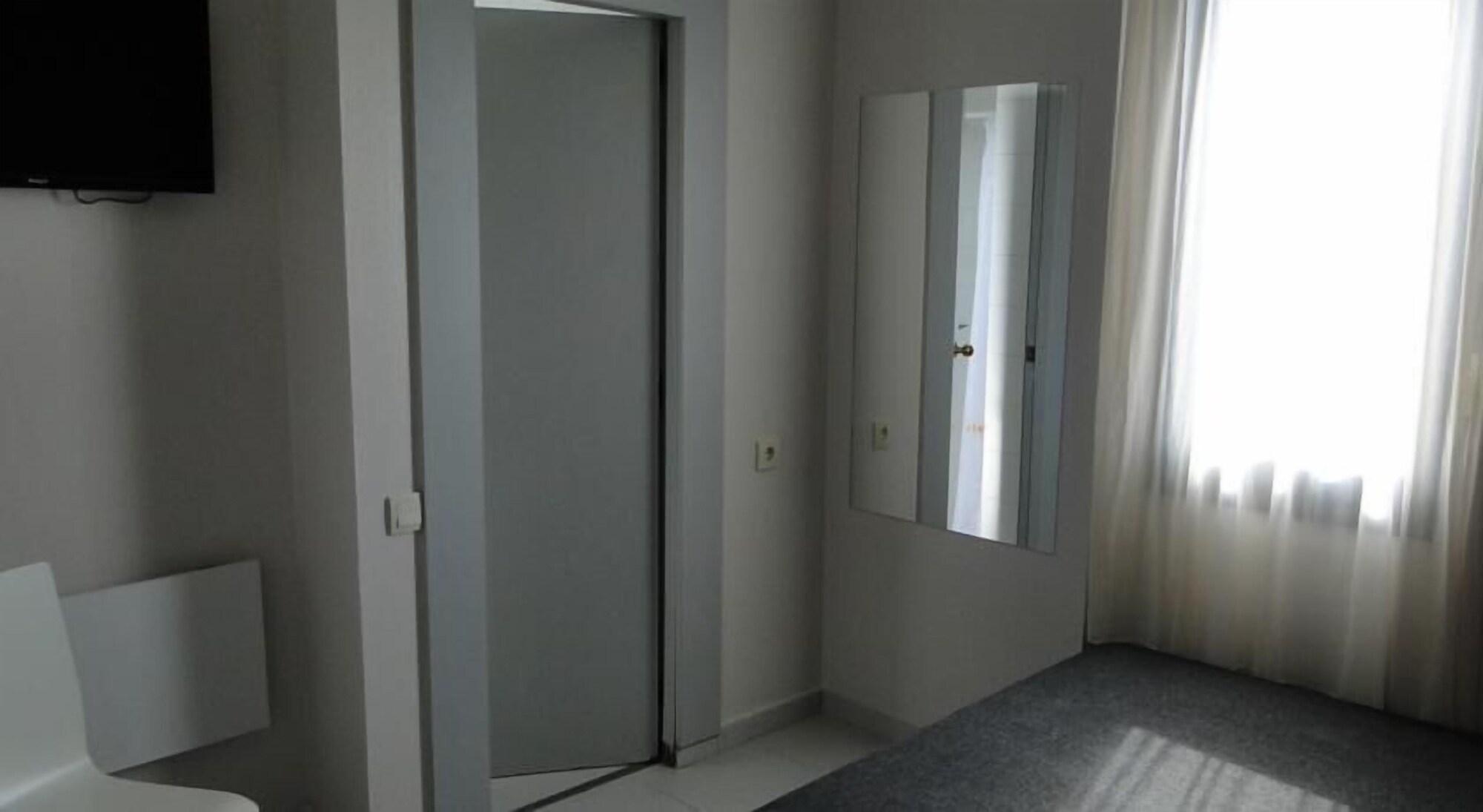 Hostal Lami Esplugues de Llobregat Dış mekan fotoğraf