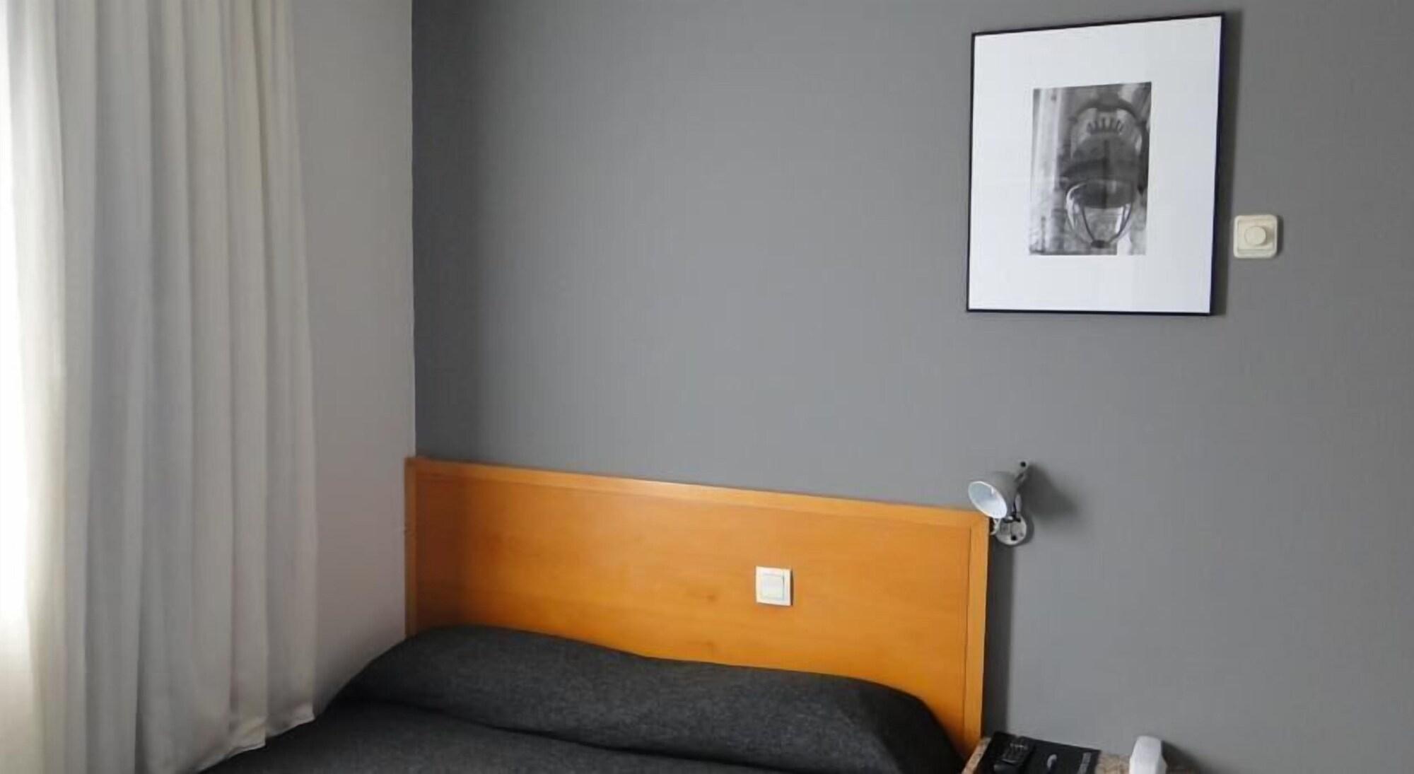 Hostal Lami Esplugues de Llobregat Dış mekan fotoğraf