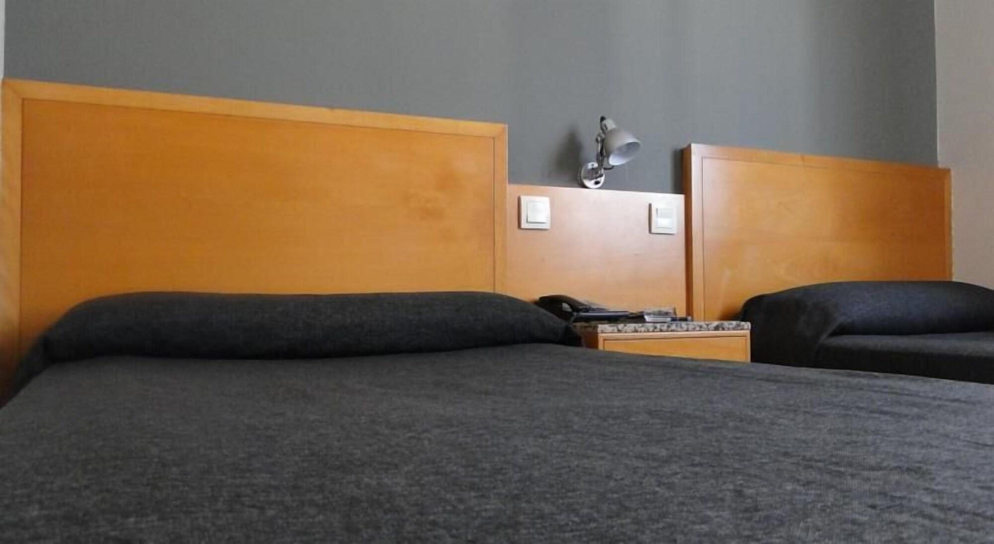 Hostal Lami Esplugues de Llobregat Dış mekan fotoğraf