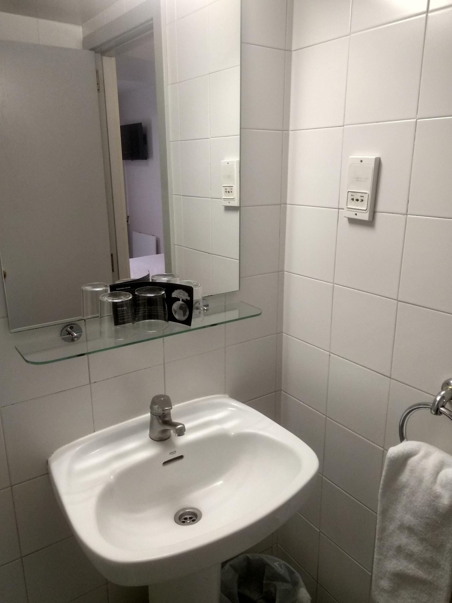 Hostal Lami Esplugues de Llobregat Dış mekan fotoğraf