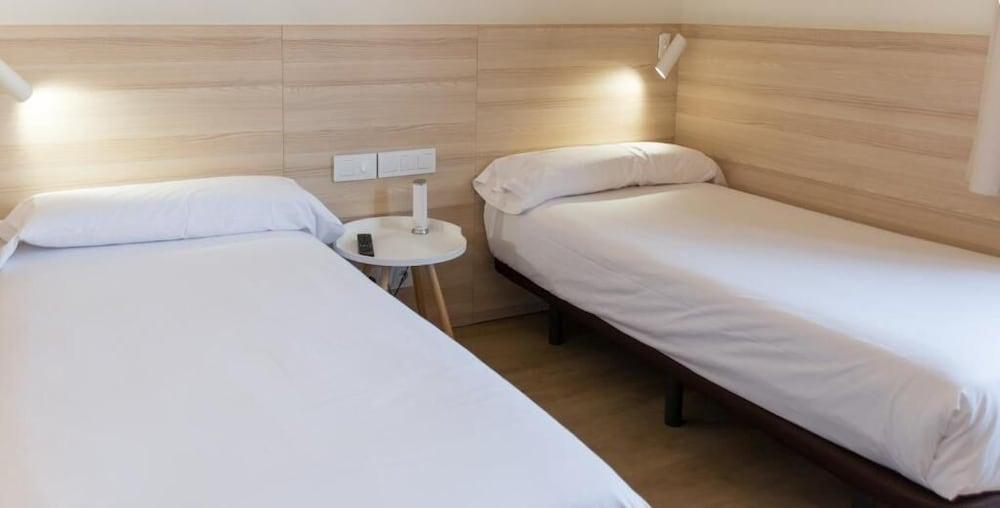 Hostal Lami Esplugues de Llobregat Dış mekan fotoğraf