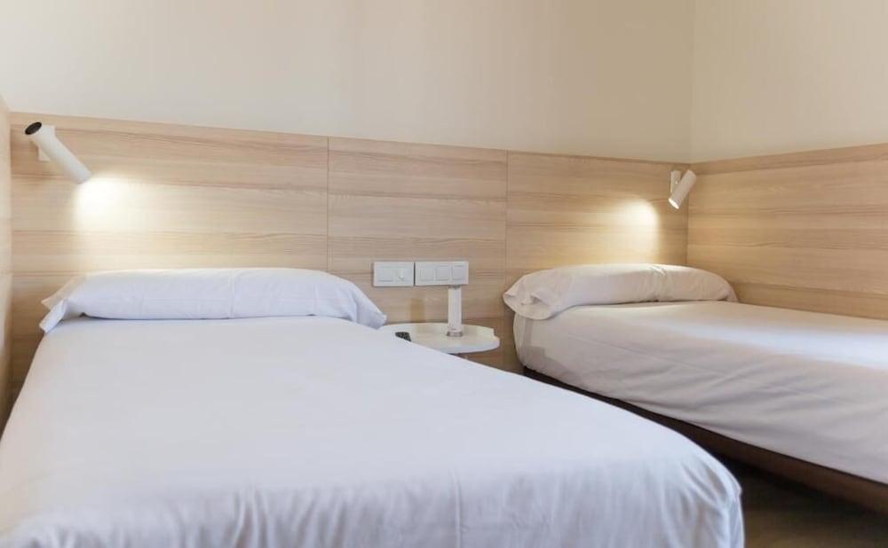 Hostal Lami Esplugues de Llobregat Dış mekan fotoğraf