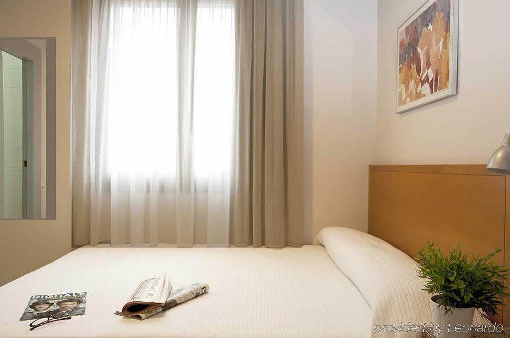 Hostal Lami Esplugues de Llobregat Dış mekan fotoğraf
